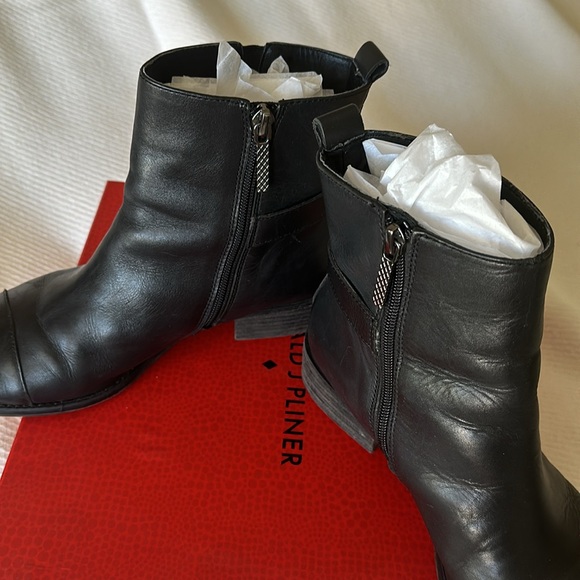 Donald J Pliner black leather booties Size 8 - Picture 3 of 4